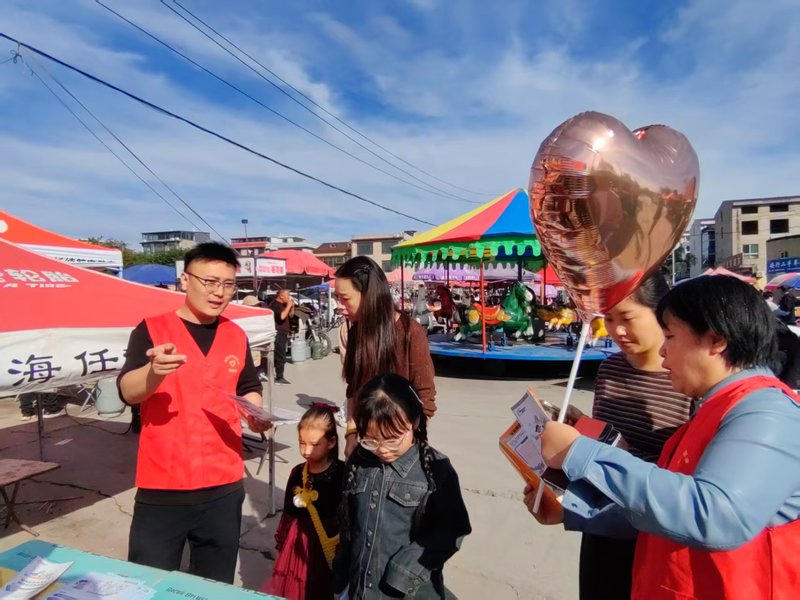 武安市“网络文明‘赶大集’ 安全用网进万家”主题宣传活动现场。靳雅琴摄